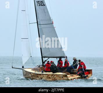 Le bateau collectif Spirit de 30 pieds, fait de 1 200 morceaux de bois donnés, y compris des parties du HMS Victory, de la Mary Rose et de la guitare de Jimmy Hendrix, part sur son premier voyage de Hayling Island, Hampshire à Brighton. Les gens ont été invités à donner des articles qui pourraient être utilisés pour construire le bateau, qui a été commandé pour célébrer les Jeux olympiques de Londres 2012. Il naviguera le long de la côte sud de l'Angleterre et arrivera à Weymouth pour le début des Jeux en août. Photo Mike Walker PHOTOS DE MIKE WALKER,2012 Banque D'Images