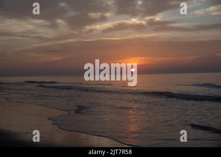Regarder le lever du soleil à Myrtle Beach, Caroline du Sud Banque D'Images