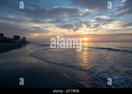Regarder le lever du soleil à Myrtle Beach, Caroline du Sud Banque D'Images