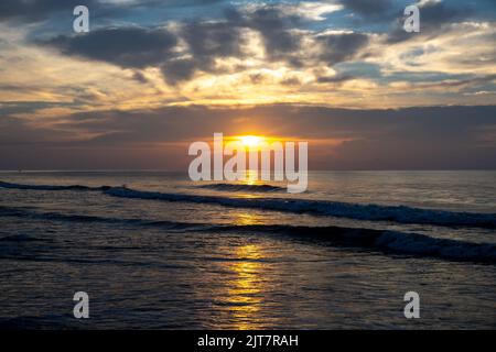 Regarder le lever du soleil à Myrtle Beach, Caroline du Sud Banque D'Images