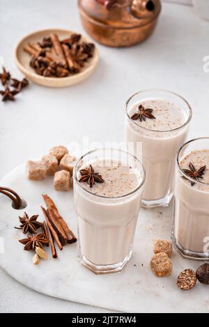 Chai en grands verres aux épices entières Banque D'Images