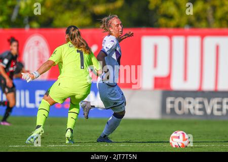 Milan, Italie. 28th août 2022. Centre sportif de Vismara, 28.08.22 Zsanette Kajan (11 AC Fiorentina) et gardien de but Laura Giuliani (1 AC Milan) avant le 0-3 pendant la série Un match entre AC Milan et AC Fiorentina au centre sportif de Vismara à Milan, Italia Soccer (Cristiano Mazzi/SPP) Credit: SPP Sport Press photo. /Alamy Live News Banque D'Images