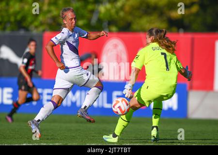 Milan, Italie. 28th août 2022. Centre sportif de Vismara, 28.08.22 Zsanette Kajan (11 AC Fiorentina) et gardien de but Laura Giuliani (1 AC Milan) avant le 0-3 pendant la série Un match entre AC Milan et AC Fiorentina au centre sportif de Vismara à Milan, Italia Soccer (Cristiano Mazzi/SPP) Credit: SPP Sport Press photo. /Alamy Live News Banque D'Images