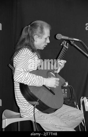 Le guitariste anglais Steve Howe joue à Londres en 1995. Banque D'Images