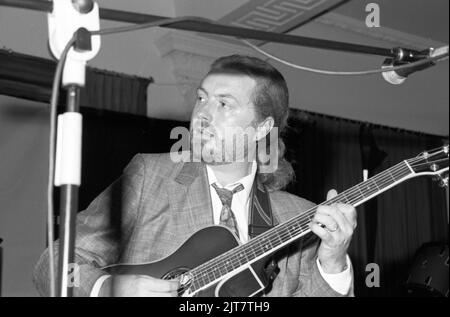 Le guitariste de jazz anglais Martin Taylor, MBE, se produit à un instrument de musique exibition, Olympia, Londres en 1987. Banque D'Images