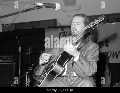 Le guitariste de jazz anglais Martin Taylor, MBE, se produit à un instrument de musique exibition, Olympia, Londres en 1987. Banque D'Images