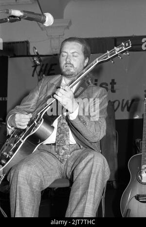 Le guitariste de jazz anglais Martin Taylor, MBE, se produit à un instrument de musique exibition, Olympia, Londres en 1987. Banque D'Images