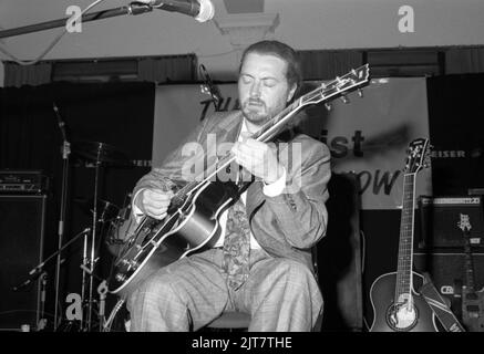 Le guitariste de jazz anglais Martin Taylor, MBE, se produit à un instrument de musique exibition, Olympia, Londres en 1987. Banque D'Images