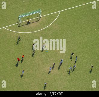 Vue aérienne, stade de football Von-Böttinger-Platz, joueurs de football en formation, Velbert, région de la Ruhr, Rhénanie-du-Nord-Westphalie, Allemagne, DE, Europe, football f Banque D'Images