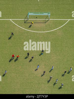 Vue aérienne, stade de football Von-Böttinger-Platz, joueurs de football en formation, Velbert, région de la Ruhr, Rhénanie-du-Nord-Westphalie, Allemagne, DE, Europe, football f Banque D'Images
