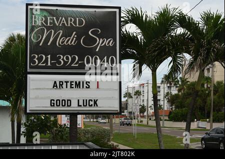 Cocoa Beach, États-Unis. 28th août 2022. Des panneaux font la promotion du lancement de la fusée SLS et de l'engin spatial Orion de la NASA sur le premier vol du programme Artemis à partir du complexe 39B au Centre spatial Kennedy, dimanche, à 28 août 2022, à Cocoa Beach, en Floride. Photo de Roger Scruggs/UPI crédit: UPI/Alay Live News Banque D'Images