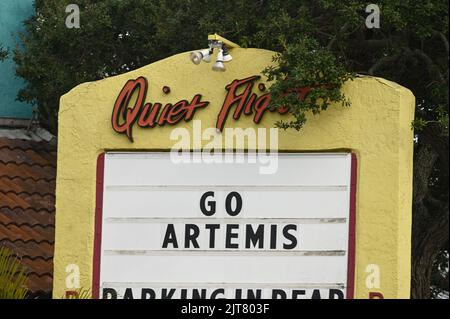 Cocoa Beach, États-Unis. 26th août 2022. Des panneaux font la promotion du lancement de la fusée SLS et de l'engin spatial Orion de la NASA sur le premier vol du programme Artemis à partir du complexe 39B au Centre spatial Kennedy, dimanche, à 28 août 2022, à Cocoa Beach, en Floride. Photo de Roger Scruggs/UPI crédit: UPI/Alay Live News Banque D'Images