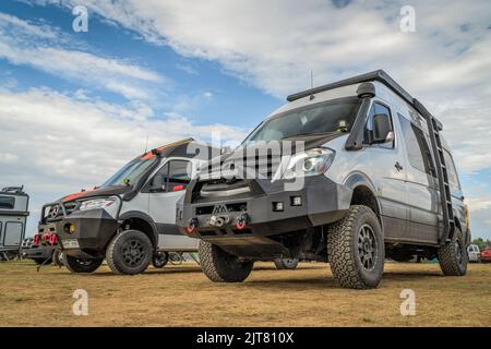 Loveland, CO, États-Unis - 26 août 2022 : camping-cars 4x4 sur châssis Mercedes Sprinter avec suspension améliorée et pare-chocs avant pour le débarquement tout-terrain. Banque D'Images