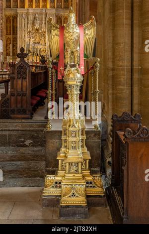 Lutrin orné d'aigle en laiton doré à l'intérieur de l'abbaye de Sherborne, Dorset, Royaume-Uni, le 28 août 2022 Banque D'Images