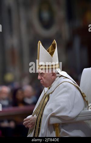 Vatican, Vatican. 27th août 2022. Le pape François pendant le Consistoire pour la création de nouveaux cardinaux à la basilique Saint-Pierre sur 27 août 2022, dans la Cité du Vatican, au Vatican. Credit: dpa/Alay Live News Banque D'Images