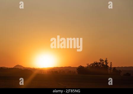 Paysages du biome pampa au coucher du soleil. En fin d'après-midi sur le terrain. Paysages ruraux. Crépuscule dans les zones agricoles. Nature. Couleurs et lumières crépusculaires. Feelin Banque D'Images