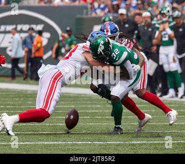 New Jersey, États-Unis. 28th août 2022. 28 août 2022, East Rutherford, New Jersey, États-Unis : un défi de New York Giants linebacker Micah McFadden (43) provoque des jets de New York qui font marche arrière de Michael carter (32) à tâter lors d'un match d'avant-saison de la NFL au stade MetLife à East Rutherford, New Jersey. Les Jets ont battu les Giants 31-27. Duncan Williams/CSM crédit: CAL Sport Media/Alay Live News Banque D'Images