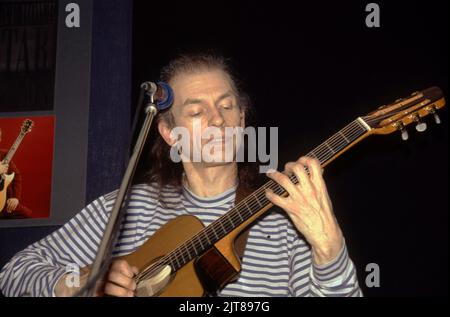 Le guitariste anglais Steve Howe joue à Londres en 1995. Banque D'Images