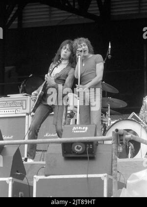 Luther Grosvenor et Steve Ellis se produisant avec le groupe britannique Widowmaker au festival rock « The Who Put the Boot In », Charlton Athletic football Club, Londres, le 31 mai 1976. Banque D'Images