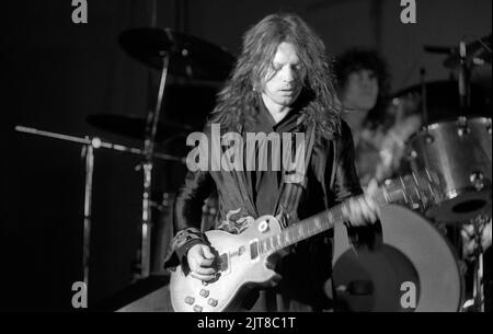 Le guitariste Luther Grosvenor joue avec le groupe britannique Widowmaker à l'université de Strathclyde, Glasgow, en Écosse, en 1977. Banque D'Images