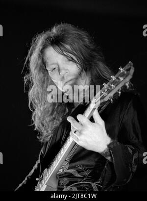 Le guitariste Luther Grosvenor joue avec le groupe britannique Widowmaker à l'université de Strathclyde, Glasgow, en Écosse, en 1977. Banque D'Images