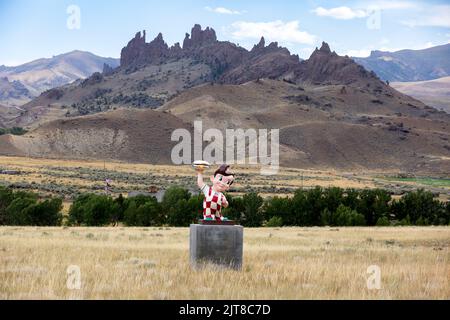 Une mascotte de statue de restaurant Big Boy rétro de 1950s tenant un hamburger dans les monts Absaroka du Wyoming. Banque D'Images