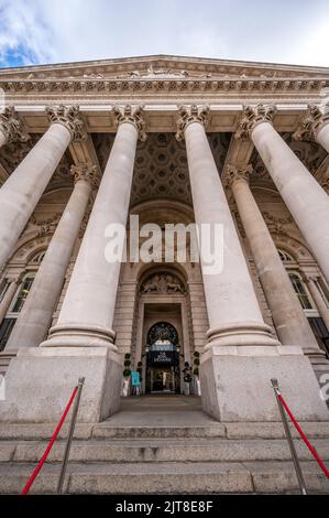 Londres, Royaume-Uni - 24 août 2022 : la façade du Royal Exchange Building à Londres, Angleterre. Banque D'Images