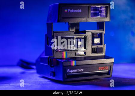 Gros plan d'une caméra Polaroid SuperColor 635CL avec rétroéclairage bleu Banque D'Images