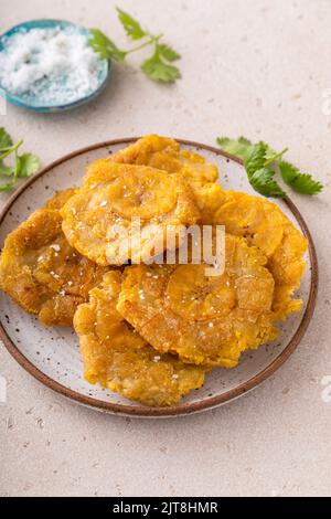 Pierres de pierre, plat traditionnel des Caraïbes, plantains frites deux fois Banque D'Images