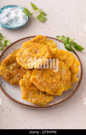 Pierres de pierre, plat traditionnel des Caraïbes, plantains frites deux fois Banque D'Images