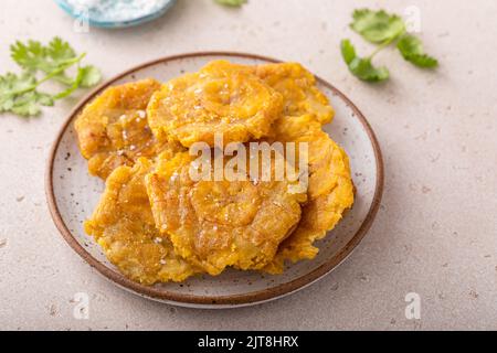 Pierres de pierre, plat traditionnel des Caraïbes, plantains frites deux fois Banque D'Images