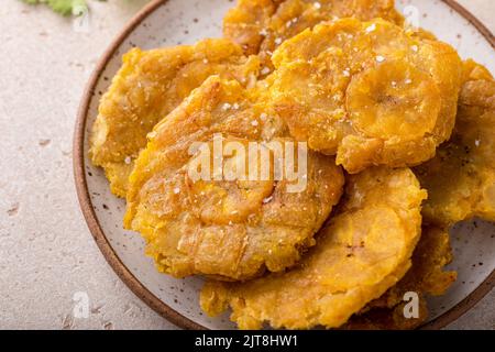 Pierres de pierre, plat traditionnel des Caraïbes, plantains frites deux fois Banque D'Images