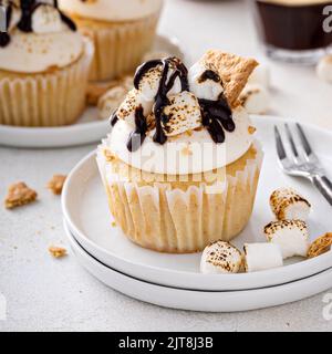 Smores cupcakes avec biscuits graham, marshmallows grillés et chocolat Banque D'Images