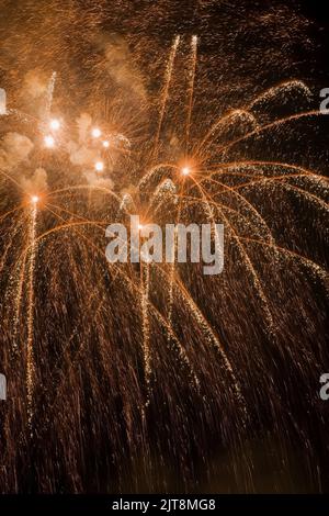 Feux d'artifice en or dans le ciel nocturne. Banque D'Images