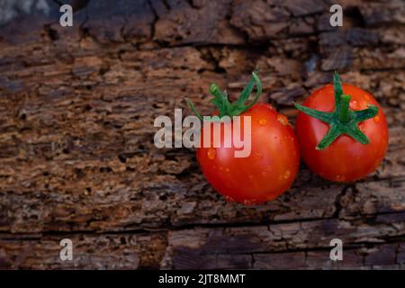 Tomates sur fond de bois . légumes frais . fruits mouillés. Copie space.selective focus. Banque D'Images