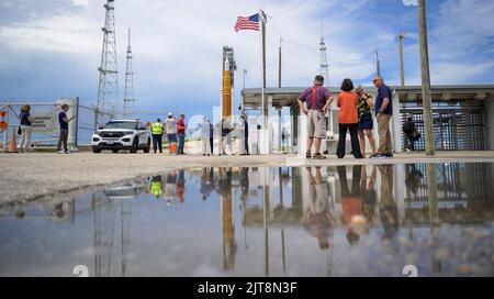 Floride, États-Unis. 28th août 2022. NASAs la fusée SLS (Space Launch System) à bord de l'engin spatial Orion est vue au sommet d'un lanceur mobile au Launch Pad 39B alors que les préparatifs pour le lancement se poursuivent, le dimanche 28 août 2022, au Centre spatial NASAs Kennedy en Floride. NASAs Artemis I Flight test est le premier test intégré des systèmes d'exploration spatiale profonde agencys : l'engin spatial Orion, la fusée SLS et les systèmes de soutien au sol. Le lancement de l'essai en vol sans équipage est prévu au plus tôt le 29 août à 8 h 33 HE. Crédit obligatoire: Bill Ingalls/NASA via CNP crédit: dpa Picture Alliance/Alamy Liv Banque D'Images