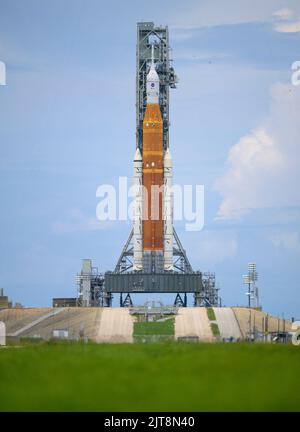 Floride, États-Unis. 28th août 2022. NASAs la fusée SLS (Space Launch System) à bord de l'engin spatial Orion est vue au sommet d'un lanceur mobile au Launch Pad 39B alors que les préparatifs pour le lancement se poursuivent, le dimanche 28 août 2022, au Centre spatial NASAs Kennedy en Floride. NASAs Artemis I Flight test est le premier test intégré des systèmes d'exploration spatiale profonde agencys : l'engin spatial Orion, la fusée SLS et les systèmes de soutien au sol. Le lancement de l'essai en vol sans équipage est prévu au plus tôt le 29 août à 8 h 33 HE. Crédit obligatoire: Bill Ingalls/NASA via CNP crédit: dpa Picture Alliance/Alamy Liv Banque D'Images