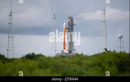 Floride, États-Unis. 28th août 2022. NASAs la fusée SLS (Space Launch System) à bord de l'engin spatial Orion est vue au sommet d'un lanceur mobile au Launch Pad 39B alors que les préparatifs pour le lancement se poursuivent, le dimanche 28 août 2022, au Centre spatial NASAs Kennedy en Floride. NASAs Artemis I Flight test est le premier test intégré des systèmes d'exploration spatiale profonde agencys : l'engin spatial Orion, la fusée SLS et les systèmes de soutien au sol. Le lancement de l'essai en vol sans équipage est prévu au plus tôt le 29 août à 8 h 33 HE. Crédit obligatoire: Joel Kowsky/NASA via CNP crédit: dpa Picture Alliance/Alay Live Banque D'Images