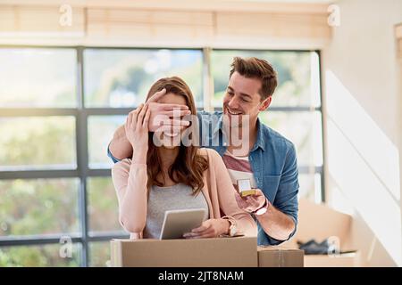 Pas de peeking. Un jeune homme surprend sa petite amie en proposant tout en déménagent. Banque D'Images