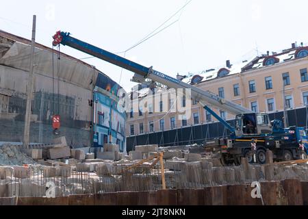 RUSSIE, PETERSBOURG - 20 AOÛT 2022 : grue de chantier de construction de chantier de camion de travail machine de véhicule, de levage lourd de la capacité pour la flèche urbaine Banque D'Images