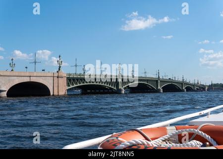 RUSSIE, PETERSBOURG - 20 AOÛT 2022 : neva saint pont fleuve palais petersbourg russie mer paysage urbain, du célèbre bâtiment en St et vue de l'europe Banque D'Images