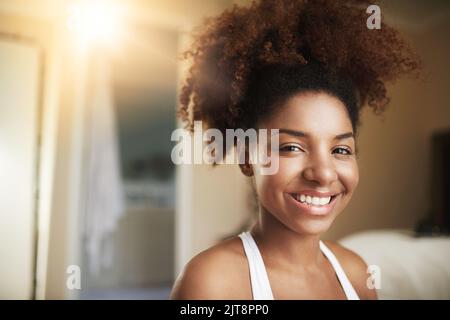 C'est un bon jour pour se faire suer. Une jeune femme à la maison. Banque D'Images