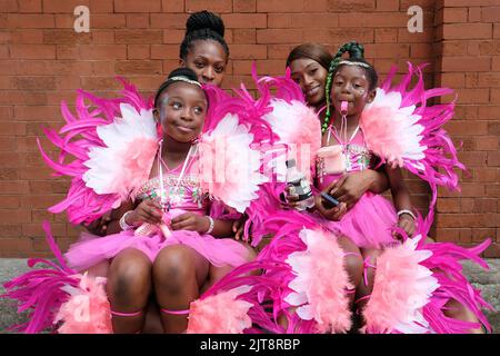 Londres, Royaume-Uni, 28th août 2022. Le Carnaval de Notting Hill revient à Londres après un hiatus de trois ans causé par la pandémie de Covid avec la Journée des enfants - ou la Journée de la famille. On estime que deux millions de personnes devraient visiter la région pendant le week-end des fêtes de banque. En plus des défilés animés qui ont lieu, des scènes, des systèmes sonores, des stands de nourriture et de boissons des Caraïbes sont parsemés le long du parcours. Crédit : onzième heure Photographie/Alamy Live News Banque D'Images