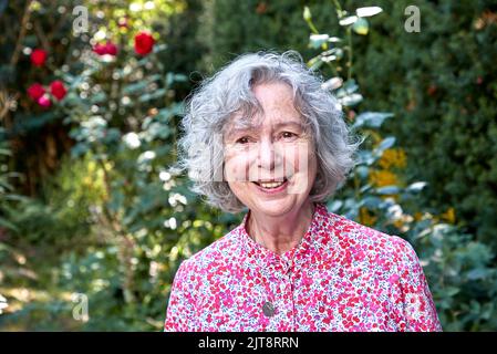 Hambourg, Allemagne. 24th août 2022. Ulla Hahn, écrivain, se tient dans son jardin après une interview à propos de son nouveau roman 'Days in Vitopia'. Le livre sera publié le 31 août 2022 par Penguin à Munich. (À dpa 'l'auteur Ulla Hahn n'a pas besoin de beaucoup de vivre') Credit: Georg Wendt/dpa/Alamy Live News Banque D'Images