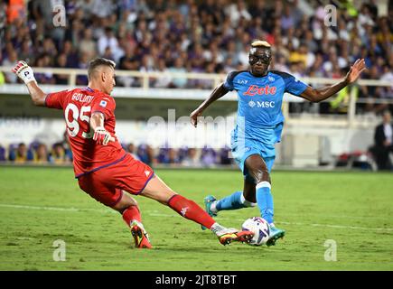 Florence, Italie. 28th août 2022. Victor Osimhen (R) de Napoli vie avec le gardien de but de Fiorentina Pierluigi Gollini lors d'un match de football entre Fiorentina et Napoli à Florence, Italie, 28 août 2022. Crédit: Alberto Lingria/Xinhua/Alay Live News Banque D'Images