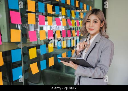 Photo de profil de la belle femme d'affaires personne regardant sérieusement la pensée idée portrait intérieur regardant la fenêtre de l'information confiante Banque D'Images