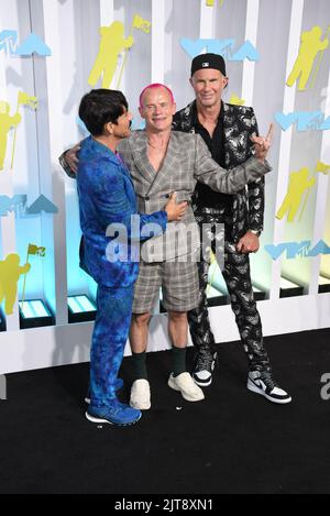 Newark, États-Unis. 28th août 2022. Les Red Hot Chili Peppers, le chanteur Anthony Kiedis, le bassiste Flea et le batteur Chad Smith marchent sur le tapis noir aux MTV Video Music Awards 2022 qui se tiennent au Prudential Center de Newark, New Jersey, sur 28 août 2022. (Photo par Efren Landaos/Sipa USA) crédit: SIPA USA/Alay Live News Banque D'Images