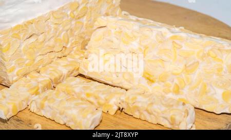 Tranches brutes de tempeh, nourriture typiquement indonésienne fermentée à base de soja fermenté. Tempeh est très nutritif célèbre pour la source de protéines Banque D'Images