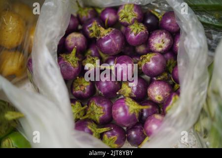 L'aubergine pourpre est ronde et mini en plastique sur le marché traditionnel Banque D'Images