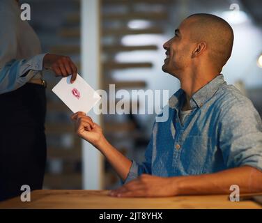 Scellé avec un baiser juste pour vous. Un jeune homme d'affaires recevant une note d'amour d'un admirateur secret. Banque D'Images